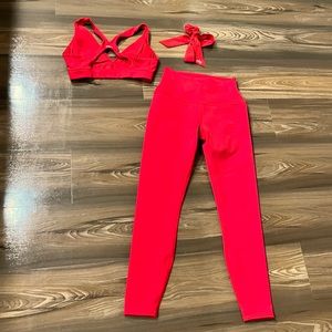 Alo yoga classic red 7/8 Legging & Show Stopper Bra XS & scrunchie $190